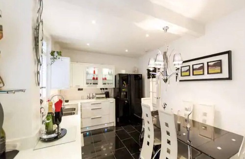 Graveney Apartment | Super large apartment in London for larger groups