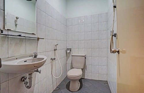 Palembang Hotel | Super OYO 91805 Hotel Wisma Bari
