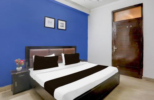 Sainik Farm Hotel | Super OYO Townhouse Anmol Residency Near Saket Metro Delhi