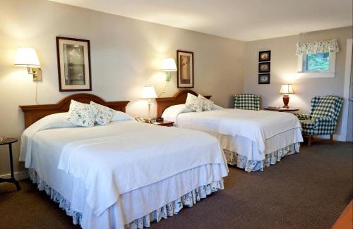 Lincolnville House | Super Room Rental with Decks in a Bed and Breakfast Getaway near Camden, Maine