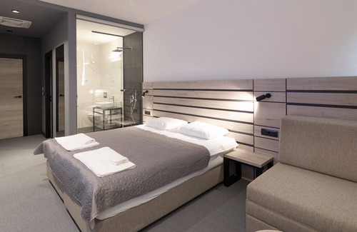 Banovo brdo Hotel | Super Seven Inn