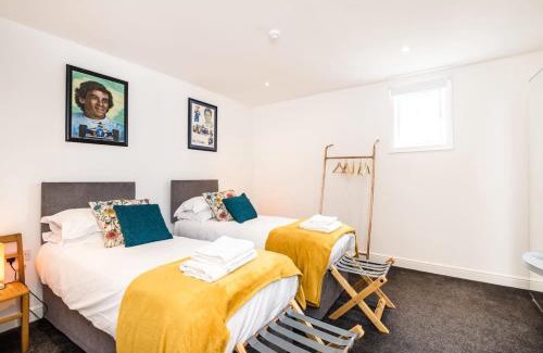 Liverpool House | Super Size Static Duplex Barge 3 double bedrooms plus 3 triple bedrooms all with modern en-suites