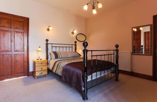 Newquay House | Super Spacious Country house pet/party friendly.