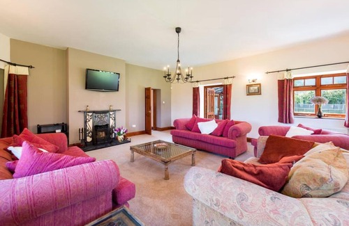Newquay House | Super Spacious Country house pet/party friendly.