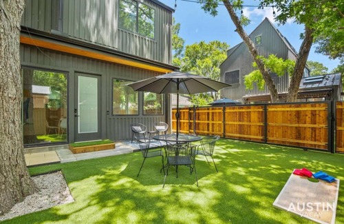 East Cesar Chavez House | Super Stunning Back House w Terrace in East Chavez
