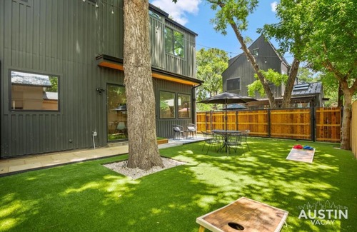 East Cesar Chavez House | Super Stunning Back House w Terrace in East Chavez