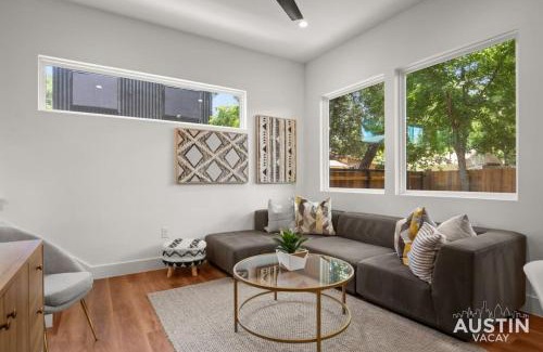 East Cesar Chavez House | Super Stunning Back House w Terrace in East Chavez