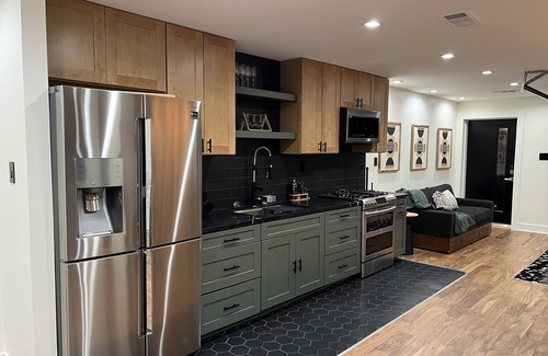 Faubourg Livaudais House | Super Stylish home w/huge balcony, one block from New Orleans Streetcar line!