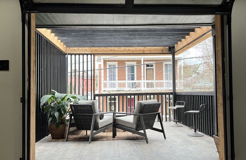 Faubourg Livaudais House | Super Stylish home w/huge balcony, one block from New Orleans Streetcar line!