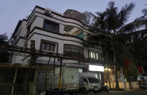 Pune Hotel | Super Townhouse The Upper Room Near Pune Airport