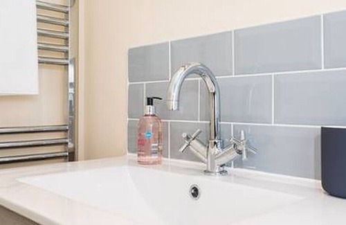 Horsham Apartment | Superb 1 bed apartment close to Horsham Town and Train Station