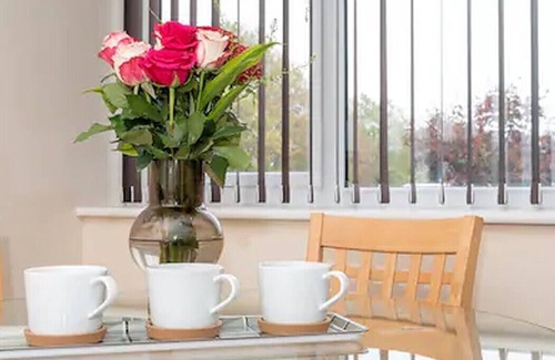 Horsham Apartment | Superb 1 bed apartment close to Horsham Town and Train Station