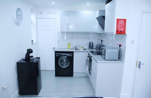 Roxbourne Apartment | Superb 1-bed Apartment in Harrow