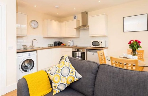 Horsham Apartment | Superb 1 bedroom apartment has king size bed or twins.