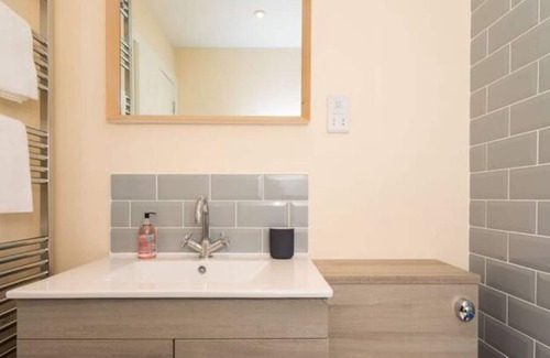 Horsham Apartment | Superb 1 bedroom apartment has king size bed or twins.