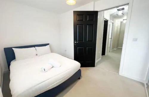 Glasgow House | Superb 3 Bed Home Away from Home in Glasgow, just off M8 with free parking