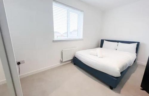 Glasgow House | Superb 3 Bed Home Away from Home in Glasgow, just off M8 with free parking