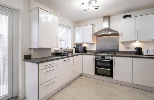 Glasgow House | Superb 3 Bed Home Away from Home in Glasgow, just off M8 with free parking