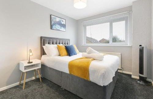 Handsworth House | Superb 3 bed house, close to centre , private parking on gated premise