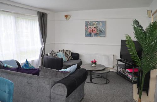 Stafford Apartment | Superb 3 Bedroom flat in Stafford