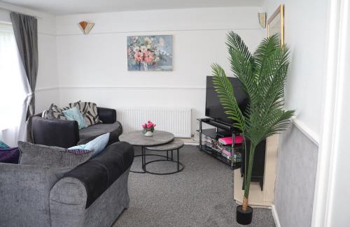 Stafford Apartment | Superb 3 Bedroom flat in Stafford