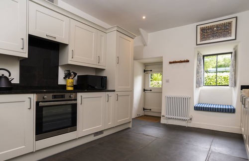 Penmorfa Cottage | Superb 3 bedroom single storey cottage with eco friendly hot tub & private Lake