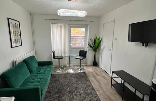 Woolwich Riverside Apartment | Superb 4-bedroom apartment with Garden and Lawn