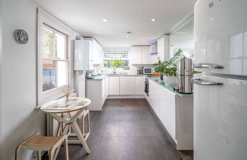 Ferndale Apartment | Superb 4-bedroom house w/private garden in Clapham