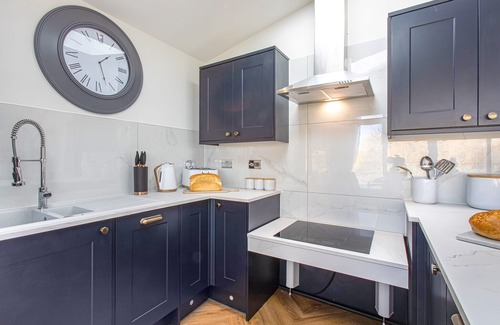 Laceby Cabin | Superb bespoke lodge with three bedrooms sleeping up to six people.