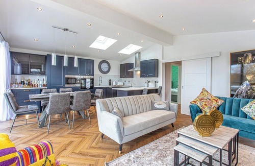 Laceby Cabin | Superb bespoke lodge with three bedrooms sleeping up to six people.