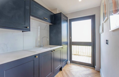 Laceby Cabin | Superb bespoke lodge with three bedrooms sleeping up to six people.