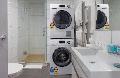 Grafton Apartment | Superb Central City Apt | Sea- Park-Street Views