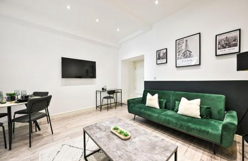 Ealing Apartment | Superb Ealing Broadway Apartment- Steps to Tube & City Attractions