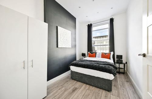 Ealing Apartment | Superb Ealing Broadway Apartment- Steps to Tube & City Attractions