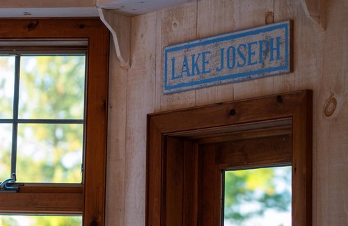 Minett Cottage | Superb Family Cottage on Lake Joe! Stunning Forever Sunsets! Tennis Court! Gym!