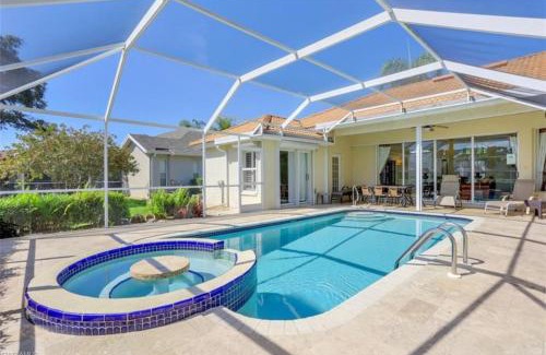 Central Naples Villa | SUPERB LAKESIDE VILLA WITH PRIVATE POOL NAPLES