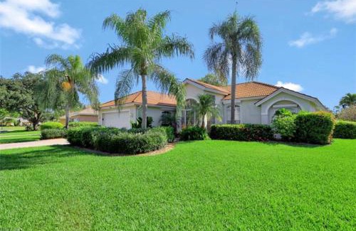 Central Naples Villa | SUPERB LAKESIDE VILLA WITH PRIVATE POOL NAPLES
