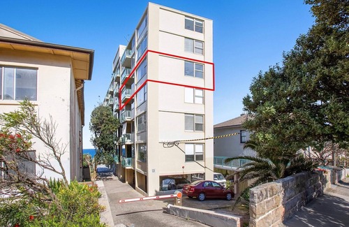 Bondi Apartment | Superb sun-filled 2BR apartment, family friendly, WiFi, stunning views, walk to beach