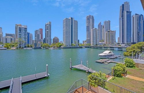 Surfers Paradise Apartment | Superb Waterfront Villa in Surfers