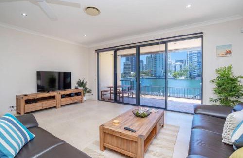 Surfers Paradise Apartment | Superb Waterfront Villa in Surfers