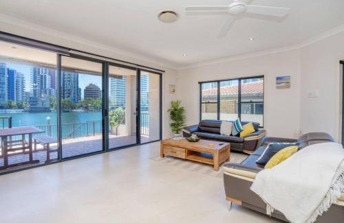 Surfers Paradise Apartment | Superb Waterfront Villa in Surfers