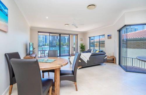 Surfers Paradise Apartment | Superb Waterfront Villa in Surfers
