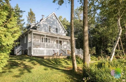Mont-Tremblant Cottage | Superbe Cottage on the lake, surrounded by trees and mountains.