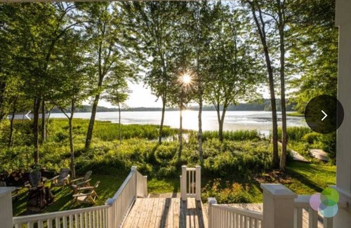 Mont-Tremblant Cottage | Superbe Cottage on the lake, surrounded by trees and mountains.