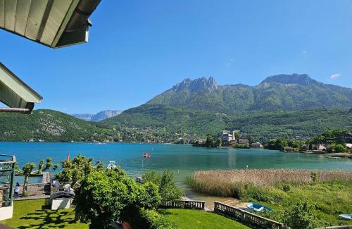 Duingt Apartment | Superbe Duplex les pieds dans l'eau Vue Lac et Château avec Plage et parking Privés