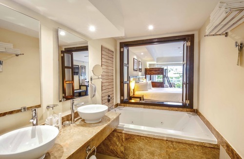 Playacar Zona Hotelera Resort | SuperHost Sandos Playacar Kids Eat FREE