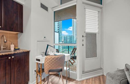 Fort York Apartment | Superior 1Bd & DEN Apartment with Balcony