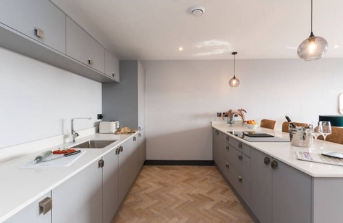 Penarth Condo | Superior 2 Bed 2 Bath Apt with Parking and Gym