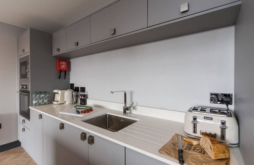Penarth Condo | Superior 2 Bed 2 Bath Apt with Parking and Gym
