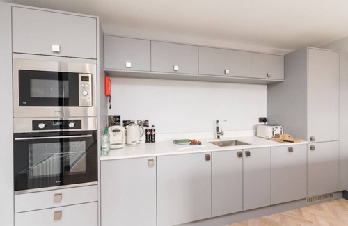 Penarth Condo | Superior 2 Bed 2 Bath Apt with Parking and Gym